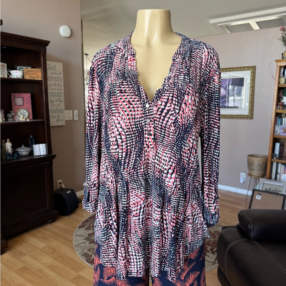 Verarose pink, black & white 3/4 sleeves Vneck blouse-size L